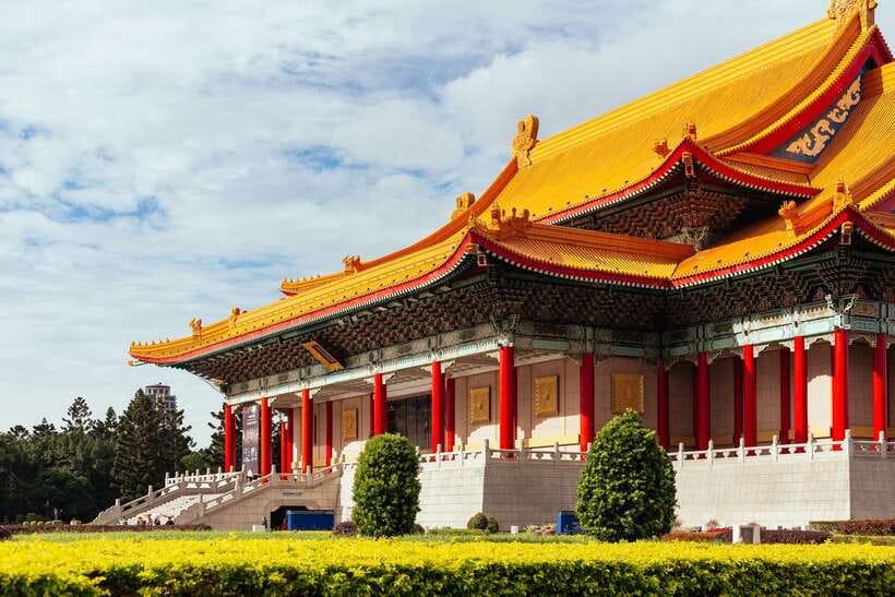 Taipei: Private Tour with Locals – Highlights & Hidden Gems - Chiang Kai-shek statue: a classic stop with guide-led meaning