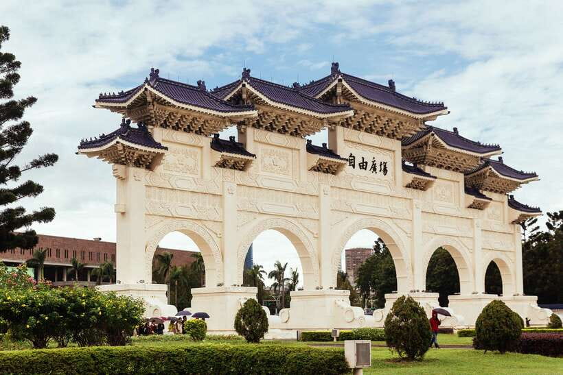 Taipei: Private Tour with Locals – Highlights & Hidden Gems - How long is 210 minutes, and how hard is the walk?