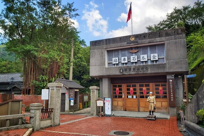 Taipei's Old Gold Rush Town: Jiufen Guided Night Tour - Getting There From Taipei: Air-Conditioned Comfort and Real Time Schedules