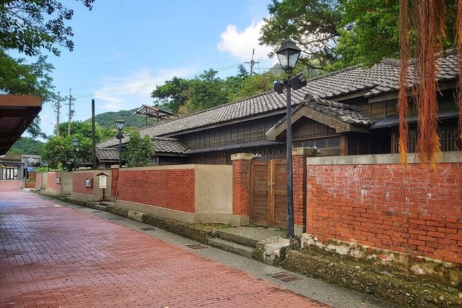 Taipei's Old Gold Rush Town: Jiufen Guided Night Tour - Golden Waterfall First: A Photogenic Reset Before the Mining Stops
