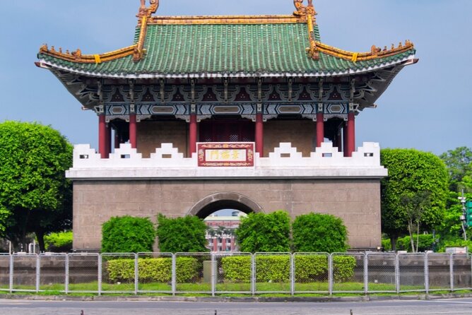 Taipei Scavenger Hunt and Sights Self-Guided Tour - How the Explorial app works on the street