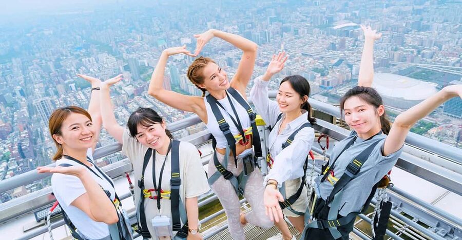 Taipei: Taipei 101 Observatory - Skyline 460 Cloud Walk - Staff, Small Group Size, and the Photo Factor
