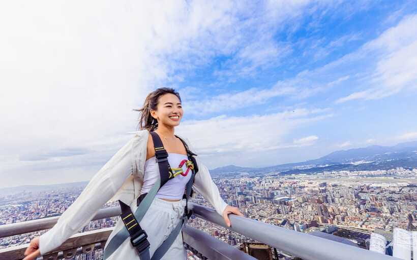 Taipei: Taipei 101 Observatory - Skyline 460 Cloud Walk - The Glass Floor Moment at 460 Meters, Safety Included