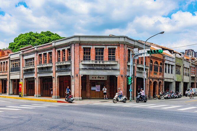 Taipei Timeout: Private 8-Hour Layover Adventures - Longshan Temple and Huaxi Night Market: Faith Stops and Food Time