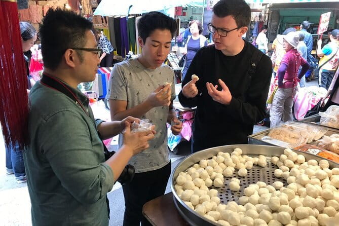 Taiwanese Cooking Class with Traditional Market Tour - The First Hour in the Traditional Market: Taste and Learn