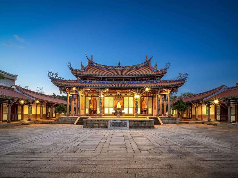 Taoyuan Airport: Layover Taipei City Tour - Dihua Street market: where the food and small souvenirs happen
