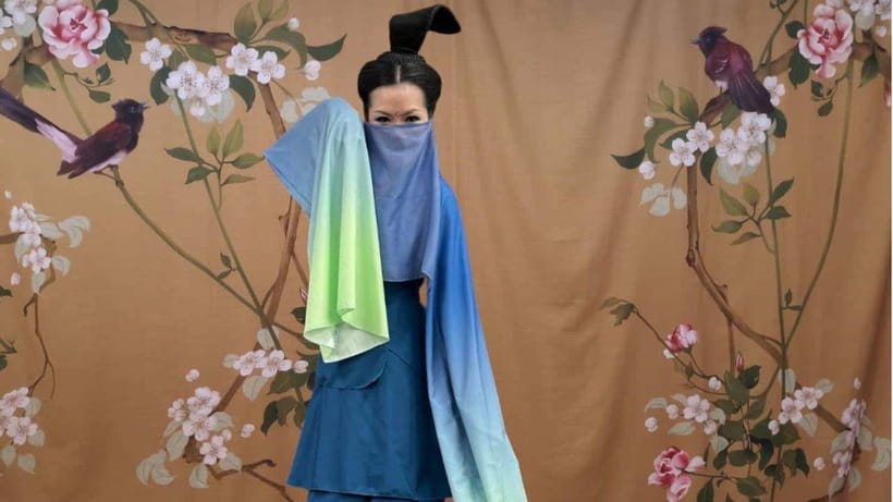 Wear Hanfu and play guzheng - Languages, group size, and why that matters for foreigners